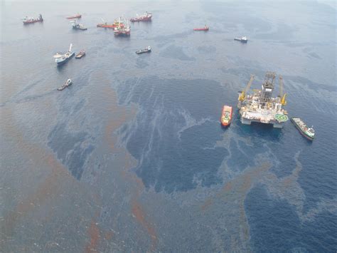 Deepwater Horizon 유전 자원 채굴 사고: 환경 파괴와 에너지 산업의 안전성에 대한 심각한 문제 제기